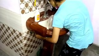 Indian nepali house maid sucking desi cock Video